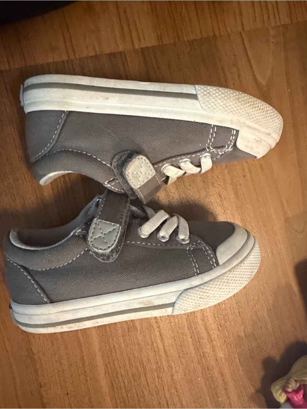 FootMates Gray Canvas Kids Sneakers with Velcro Strap size 5